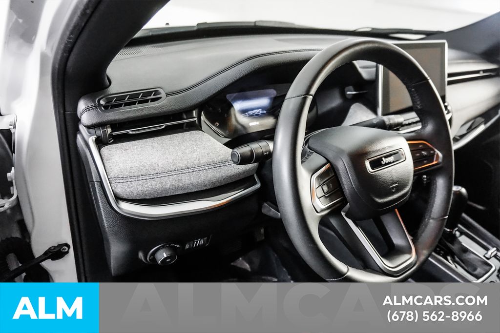 Used 2024 White Jeep Latitude image 30