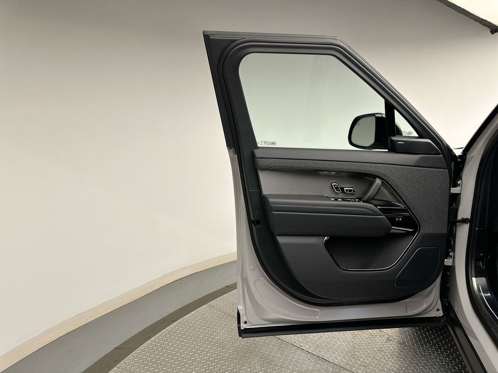 2025 Land Rover Range Rover Sport SE 8