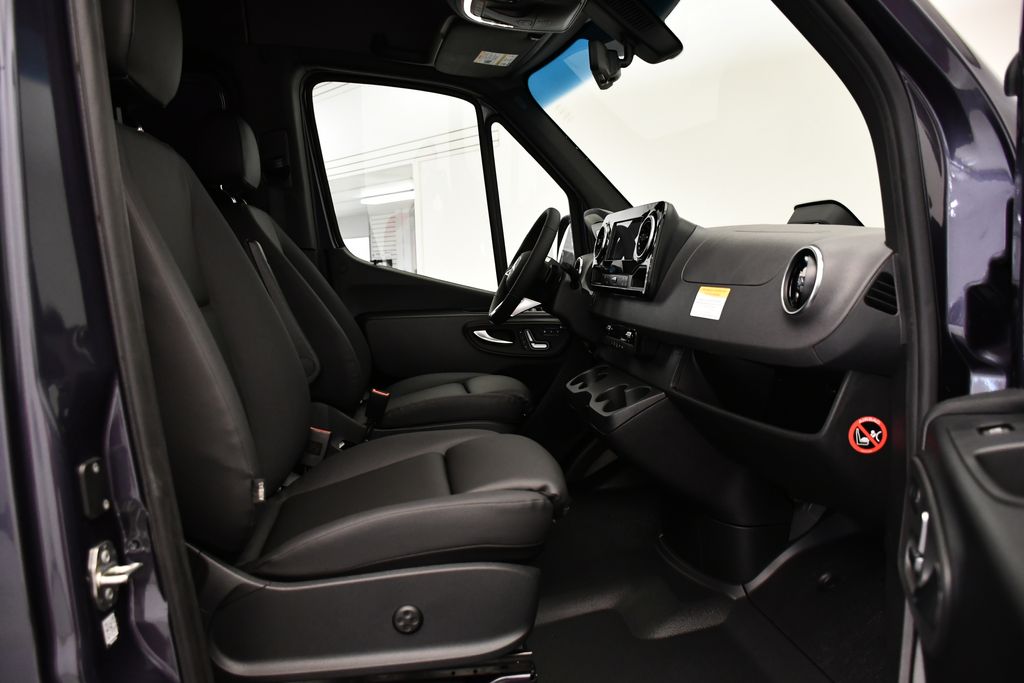 Thumbnail: 2025 Mercedes-Benz Sprinter - 32