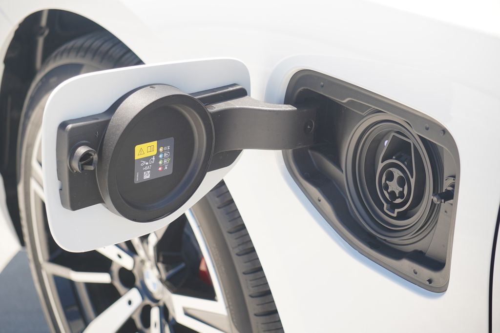 Thumbnail: 2026 BMW 5 Series - 6