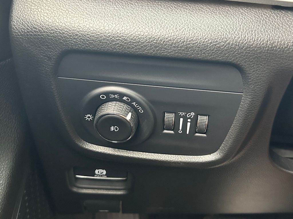 Used 2024 Diamond Black Crystal Pearlcoat Jeep Limited image 15