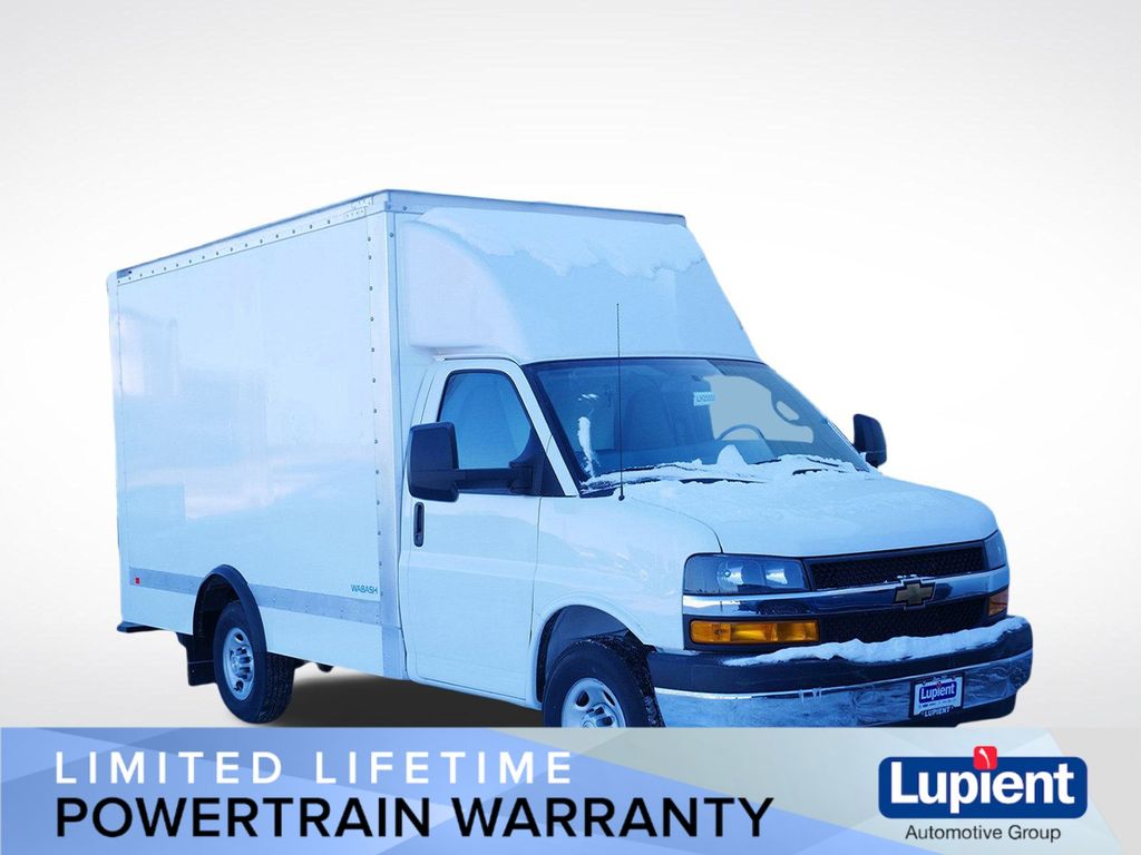Summit White 2025 Chevrolet Express Chassis 3500 Cutaway 139 Van Rear-Wheel Drive 8-Speed Automatic
