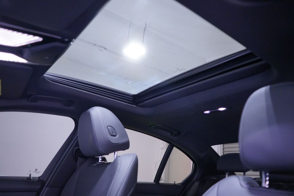 Thumbnail: 2024 BMW 3 Series - 9