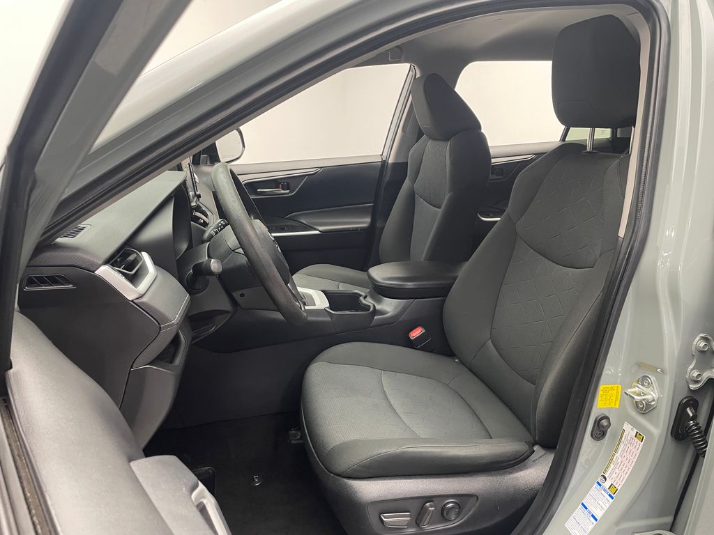 2022 Toyota RAV4 XLE 13