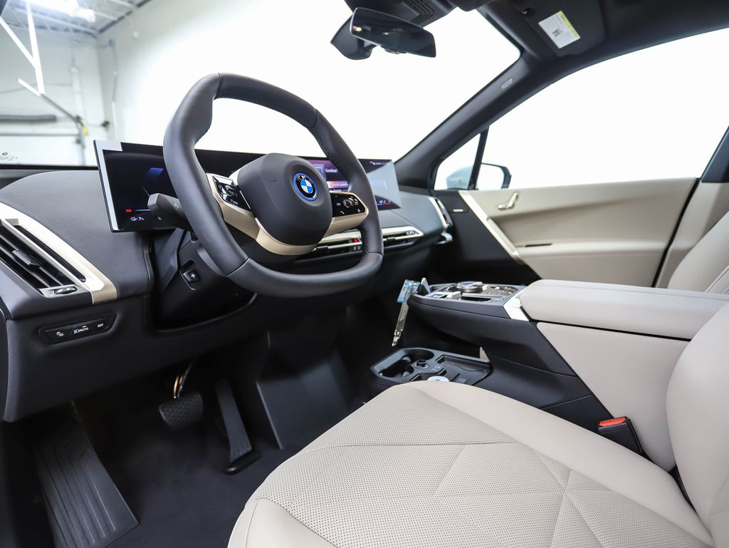 2025 BMW iX xDrive50 10