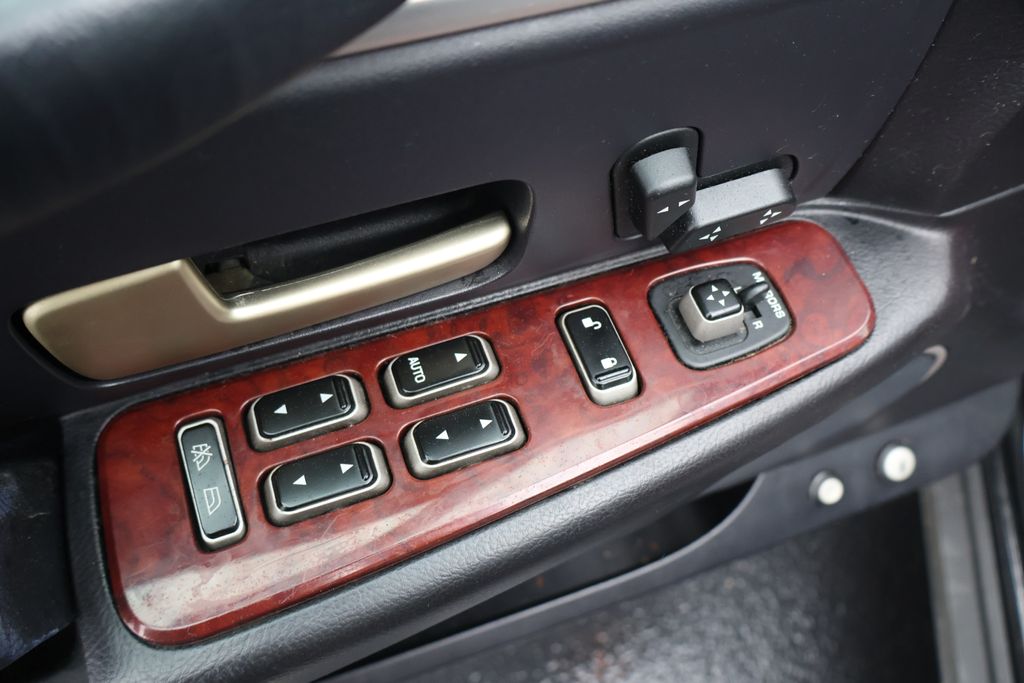 Thumbnail: 2004 Lincoln Town Car - 22