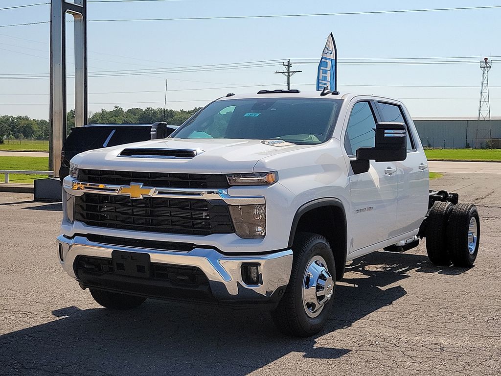 Summit White 2026 Chevrolet Silverado 3500HD Chassis Pickup Truck Four-Wheel Drive Automatic