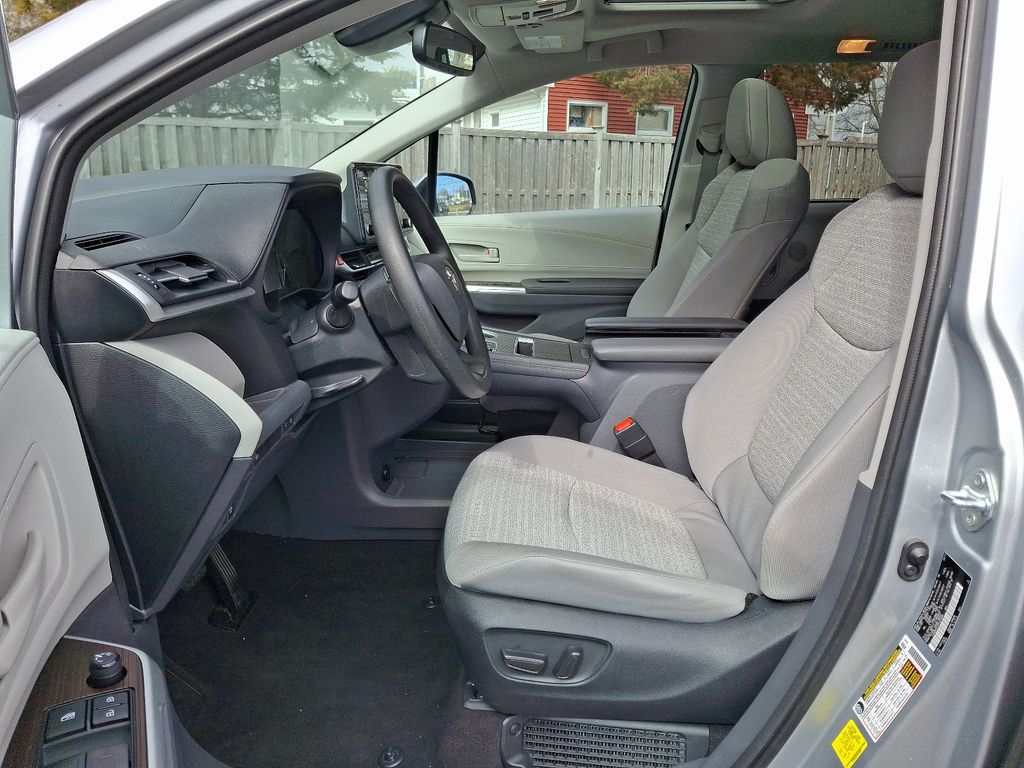 2023 Toyota Sienna LE 14