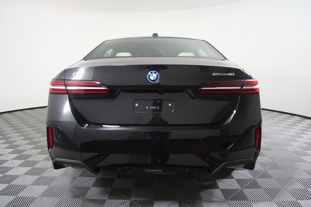 Thumbnail: 2026 BMW i5 - 4