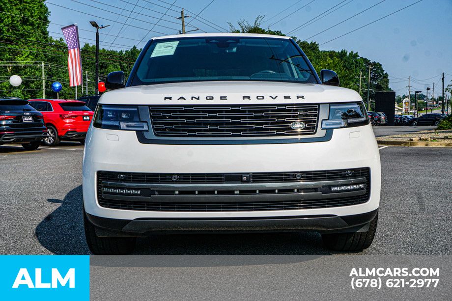 Used 2024 White Land Rover SE image 9