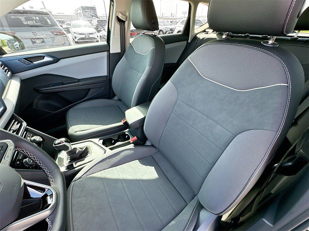 New 2024 Black Pearl Volkswagen 1.5T SE image 22