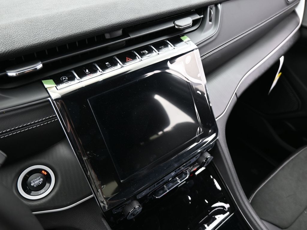 New 2025 Diamond Black Crystal Pearlcoat Jeep Laredo image 21