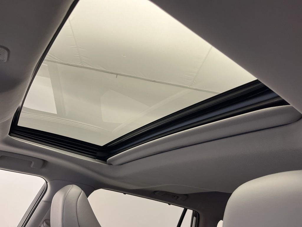 Thumbnail: 2023 Toyota Highlander - 21