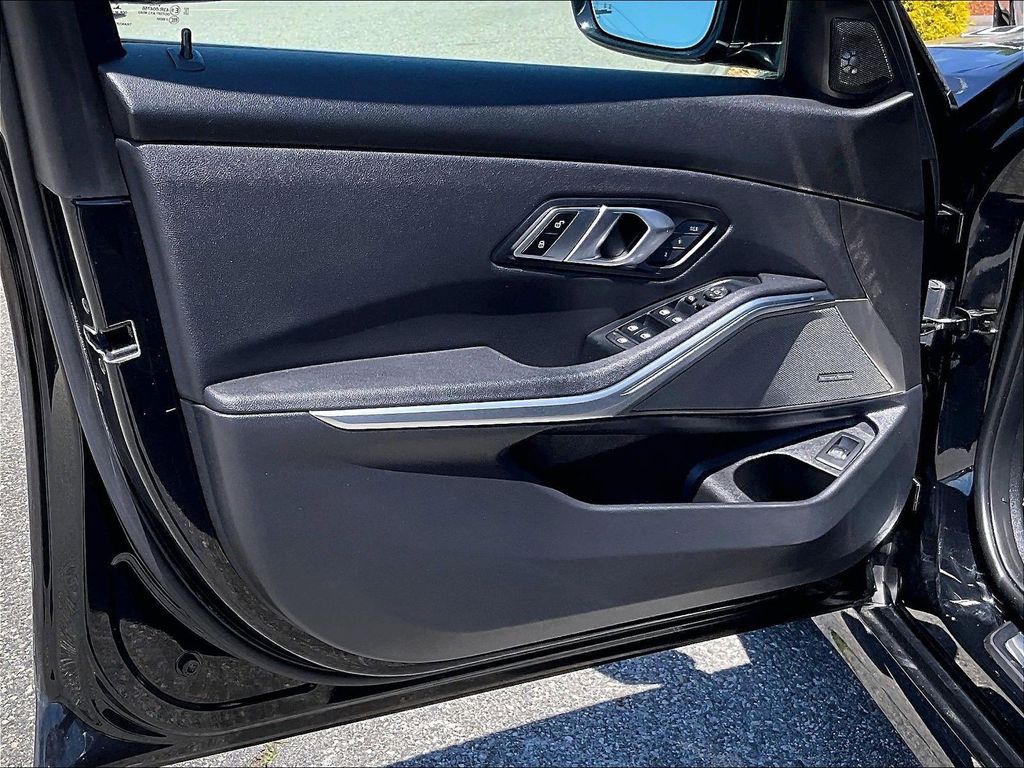 2021 BMW 3 Series — photo 9