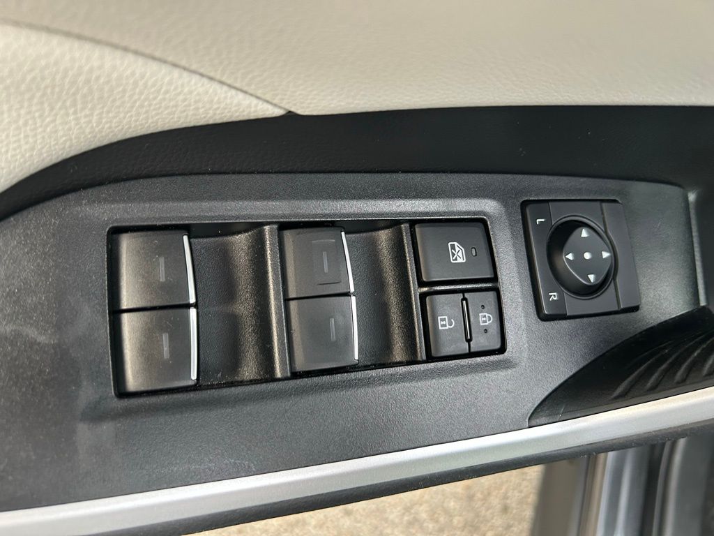 Thumbnail: 2022 Toyota RAV4 - 17