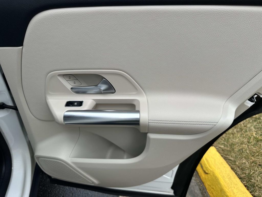 Thumbnail: 2022 Mercedes-Benz GLA - 22