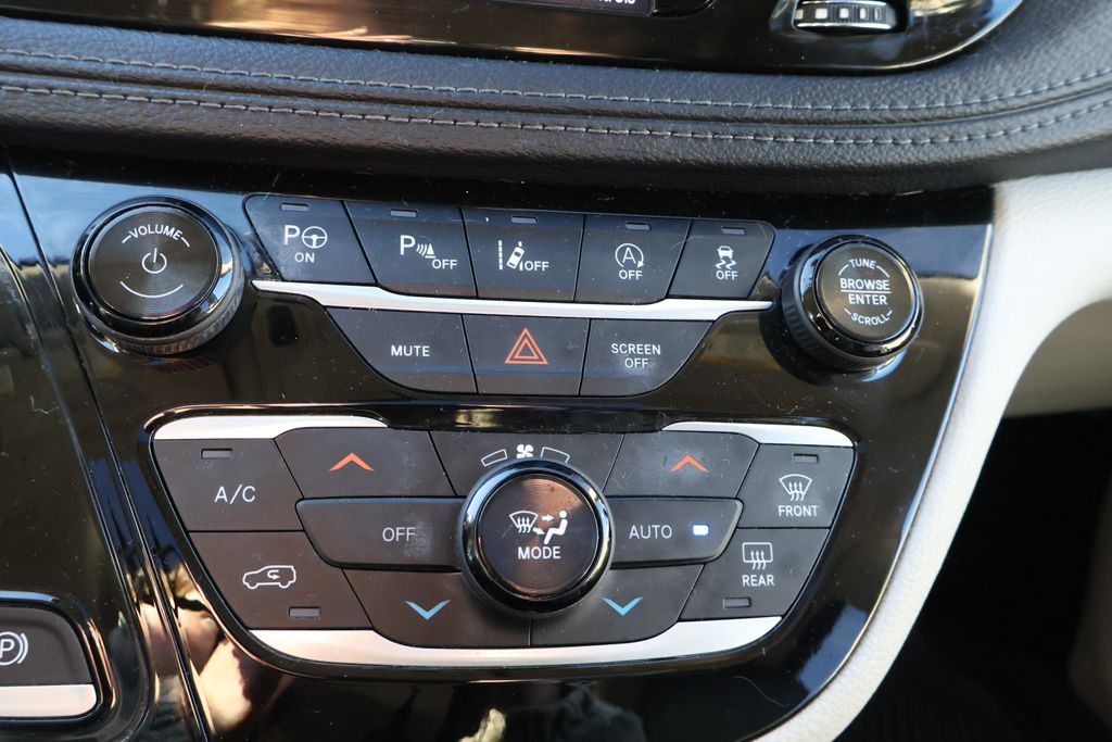 Thumbnail: 2018 Chrysler Pacifica - 27