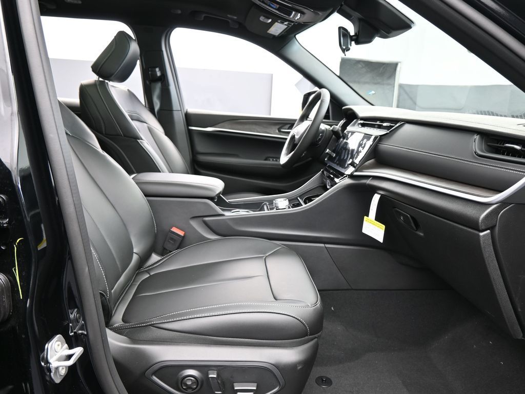 New 2026 Diamond Black Crystal Pearlcoat Jeep Limited image 40