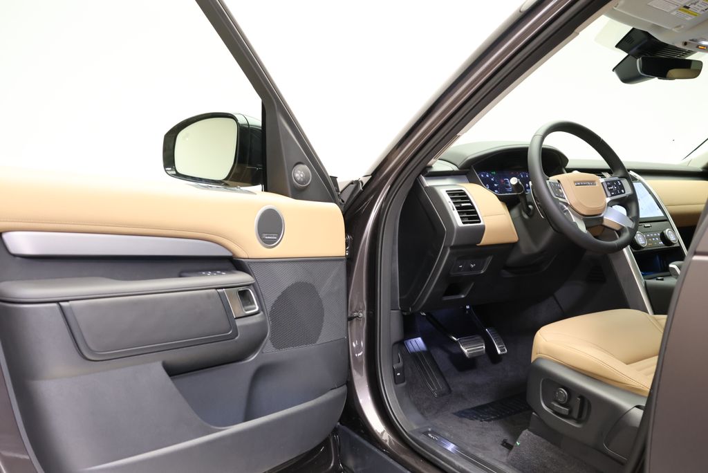 Thumbnail: 2026 Land Rover Discovery - 28