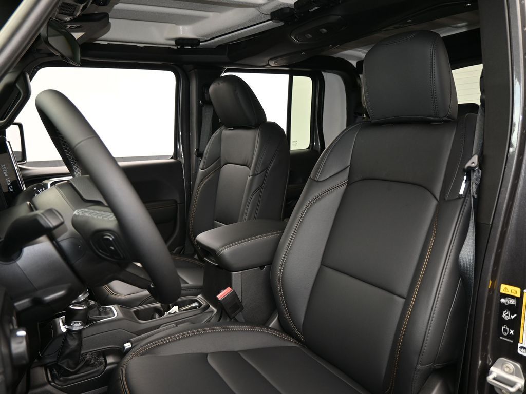 New 2026 Granite Crystal Metallic Clearcoat Jeep Sahara image 10