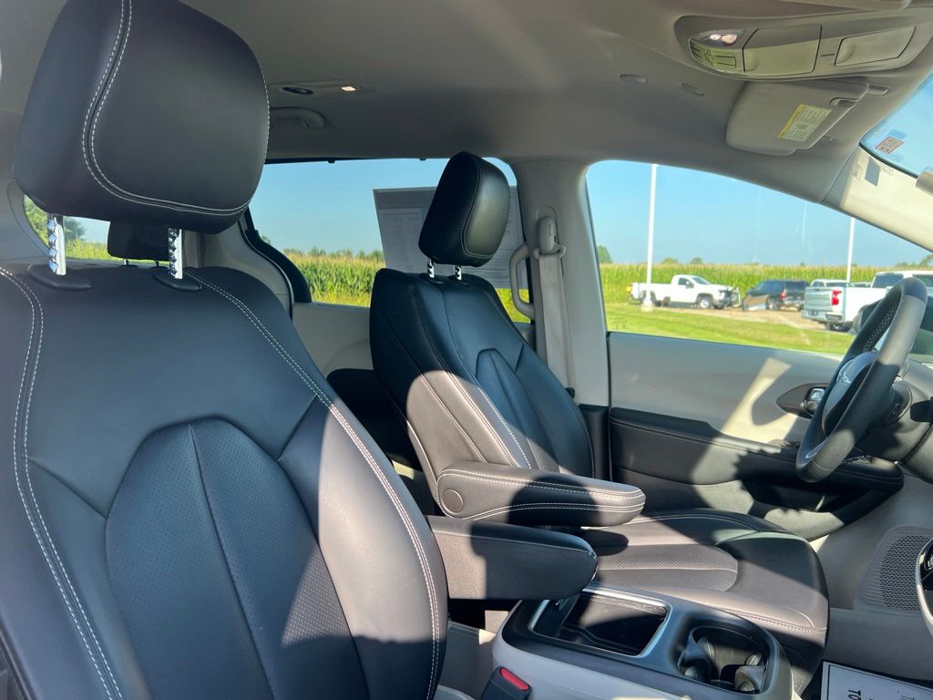 Used 2023 Chrysler Pacifica Van