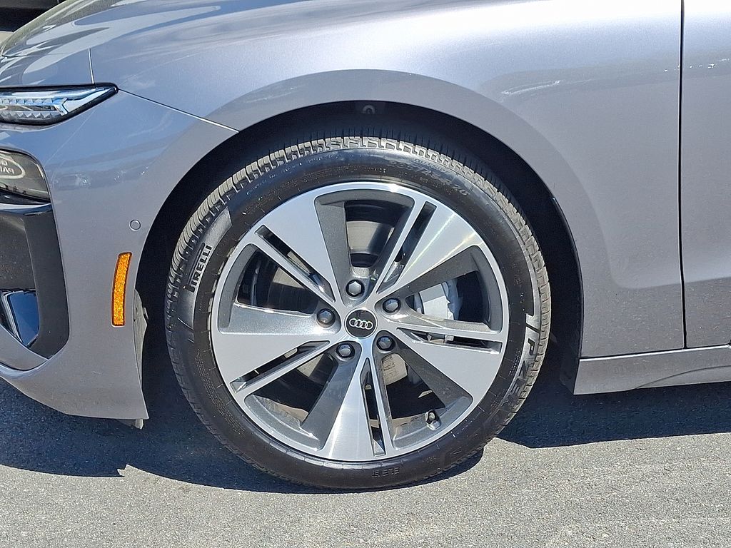 Thumbnail: 2025 Audi e-tron S - 8