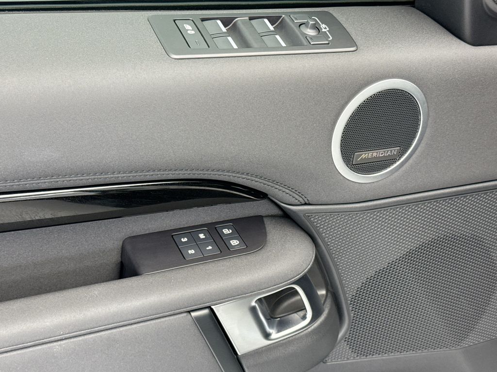 Thumbnail: 2025 Land Rover Discovery - 23