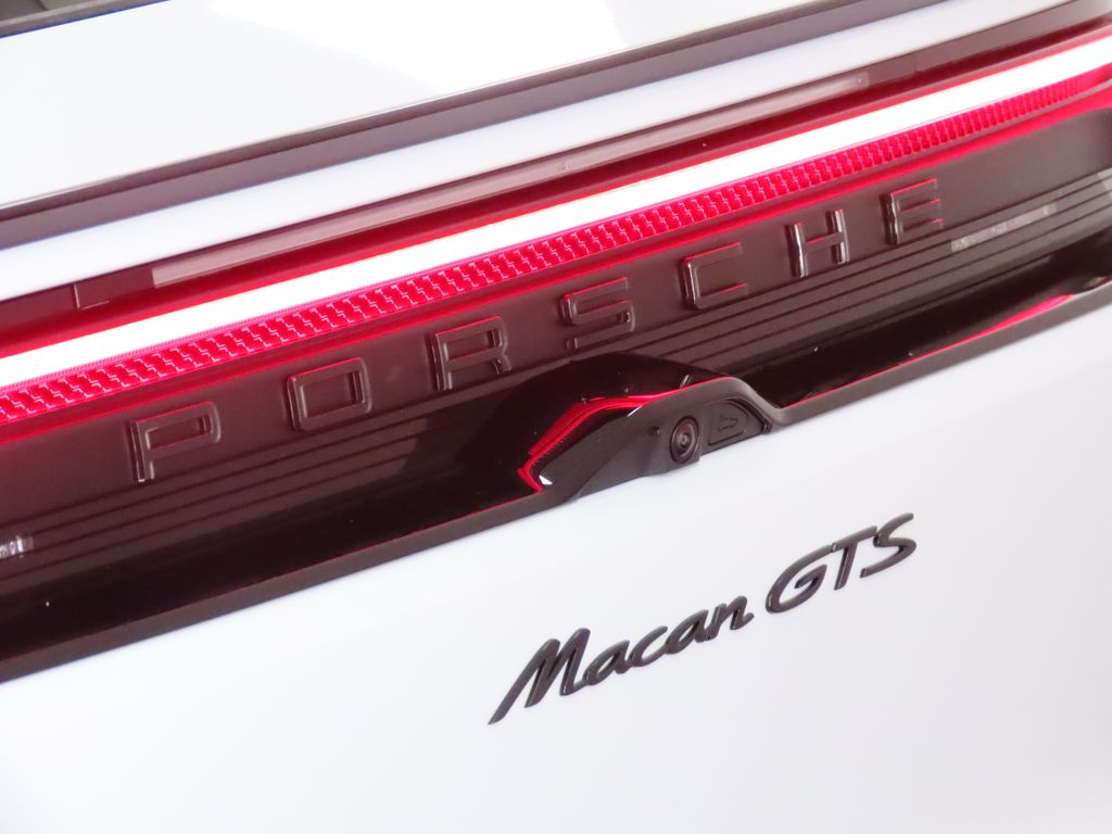 Thumbnail: 2026 Porsche Macan - 12