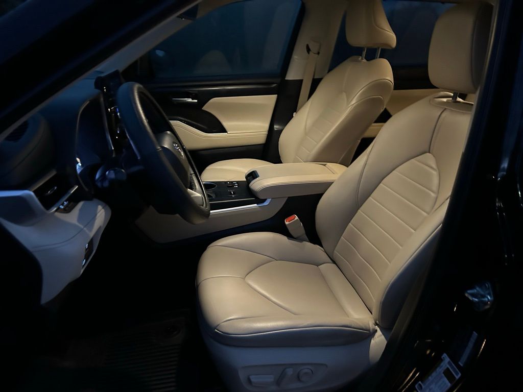 Thumbnail: 2023 Toyota Highlander - 15