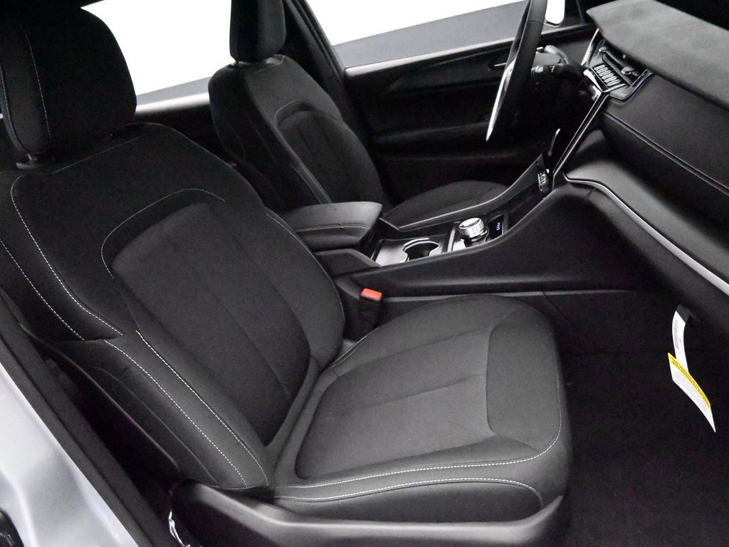 Used 2024 Silver Zynith Jeep Laredo image 19