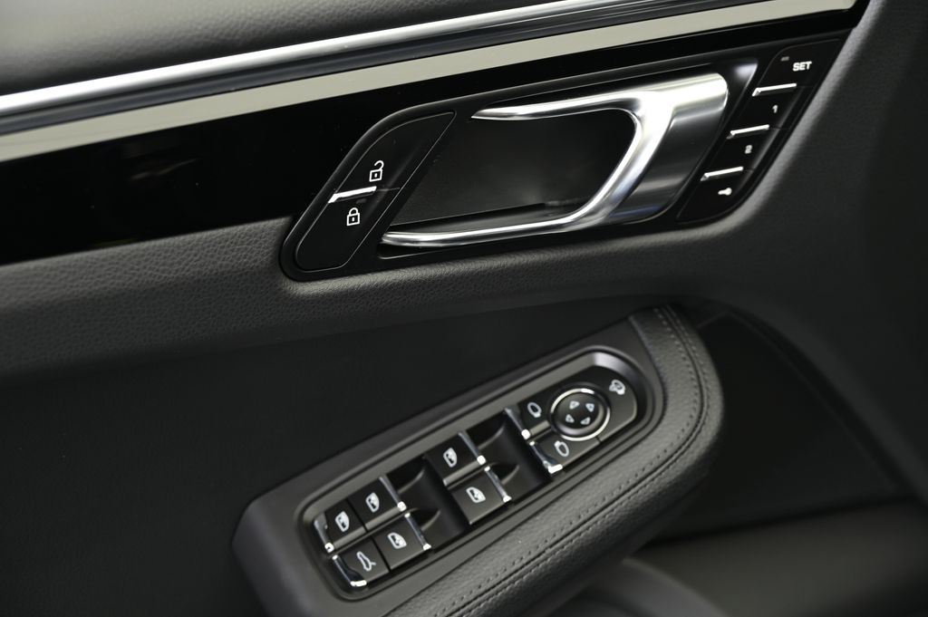 Thumbnail: 2025 Porsche Macan - 32