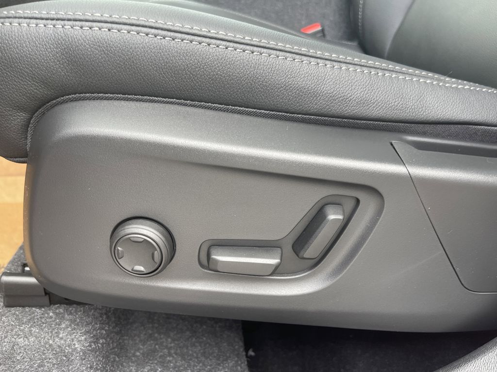 2025 Volvo XC40 B5 Plus Bright Theme photo