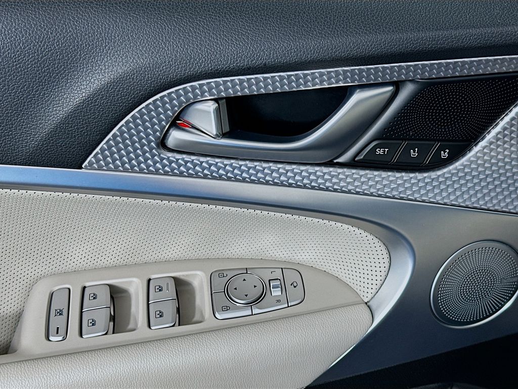 Thumbnail: 2023 Genesis G70 - 18