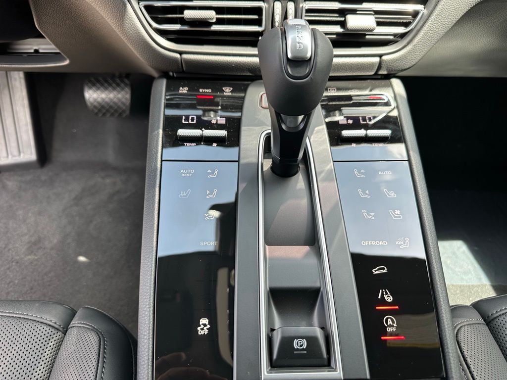 2025 Porsche Macan  23