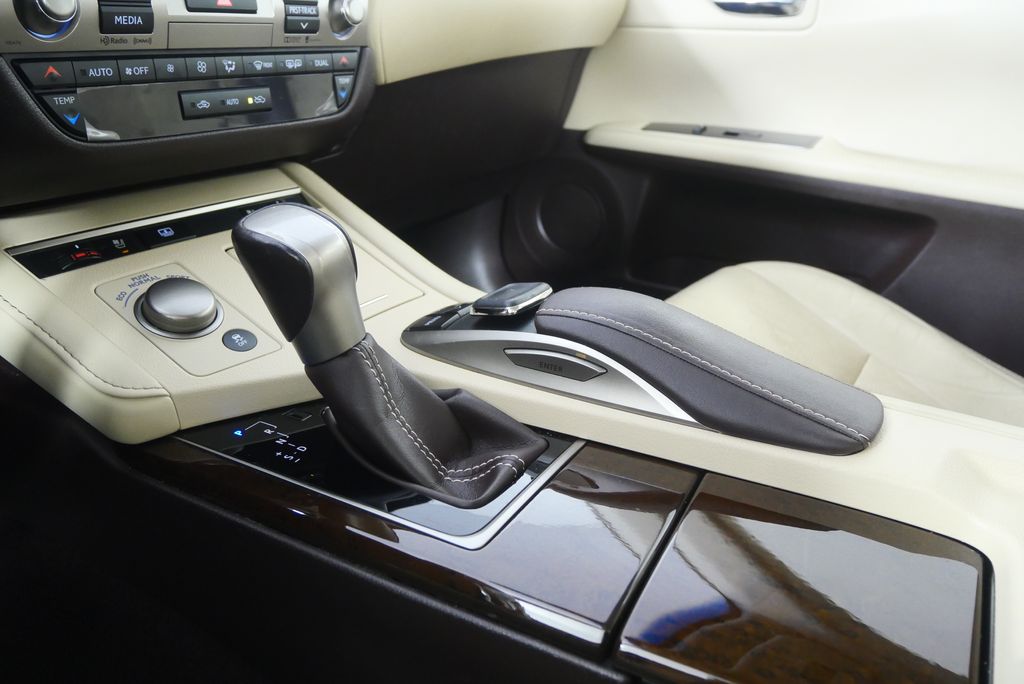 Thumbnail: 2016 Lexus ES - 21