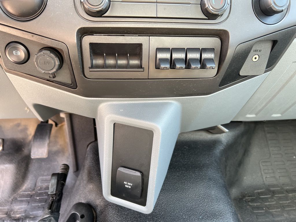 2016 Ford F-650 - Photo 13