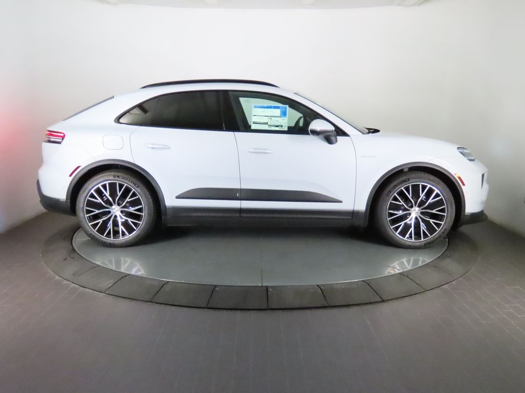 Thumbnail: 2026 Porsche Macan - 8