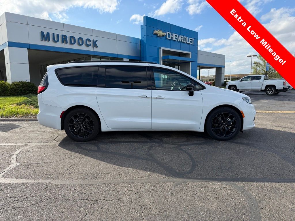Bright White Clearcoat 2025 Chrysler Pacifica Limited FWD Minivan Front-Wheel Drive 9-Speed Automatic