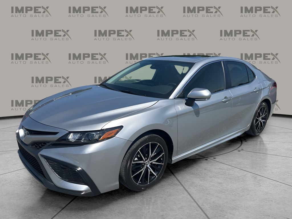 2024 Toyota Camry Hybrid SE's photo