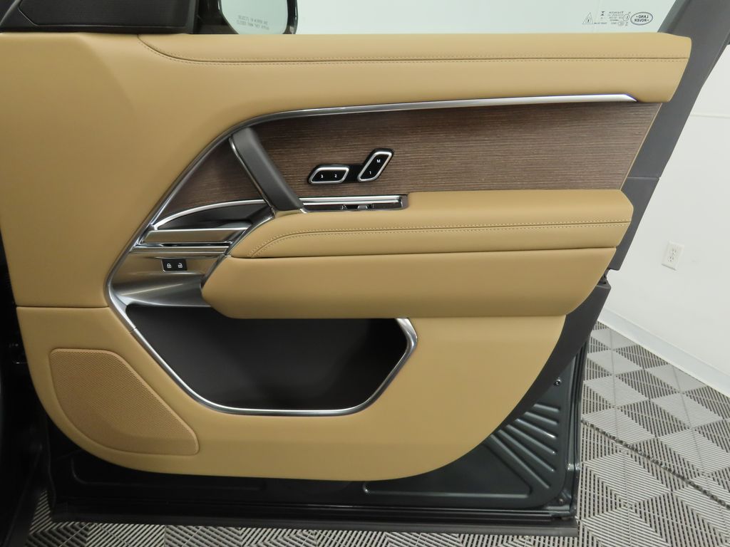 2025 Land Rover Range Rover SE 25