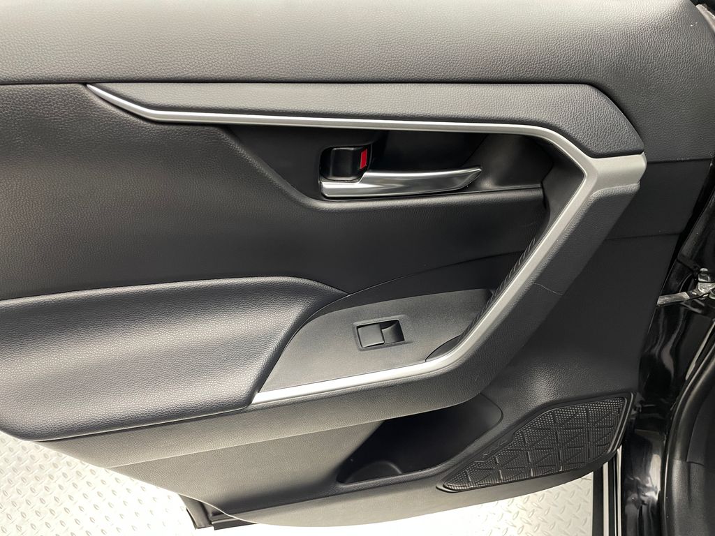 Thumbnail: 2021 Toyota RAV4 - 32