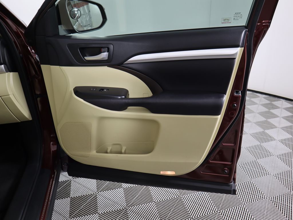 Thumbnail: 2016 Toyota Highlander - 26