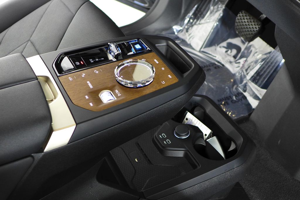 Thumbnail: 2023 BMW iX - 14