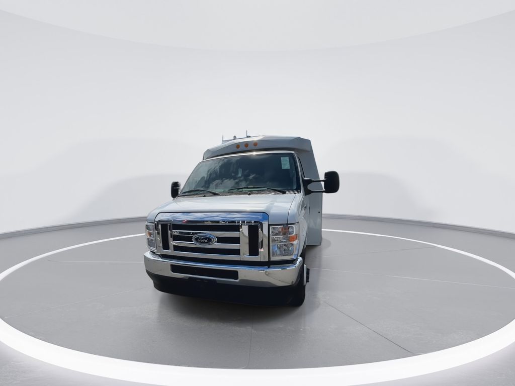 New 2025 Oxford White Ford E-350 SRW image 3