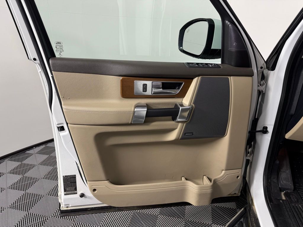 Thumbnail: 2016 Land Rover LR4 - 9