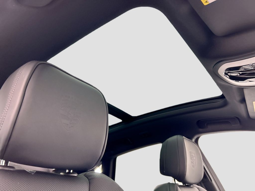 Thumbnail: 2026 Porsche Macan - 21