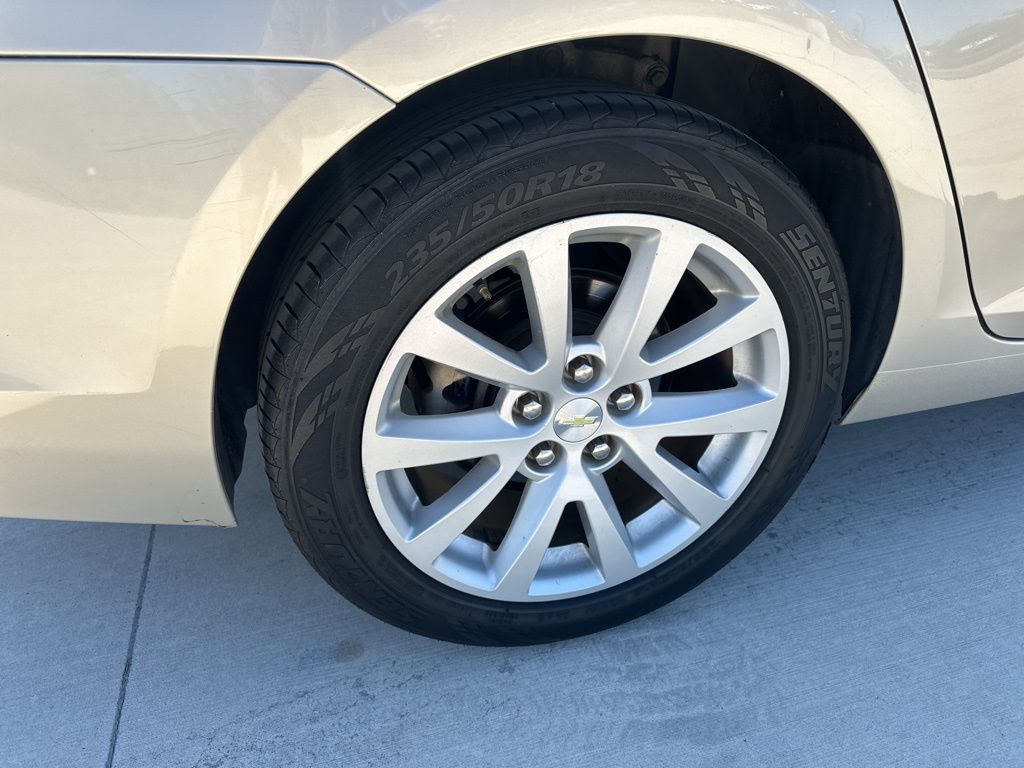 2014 Champagne Silver Metallic Chevrolet Malibu LT FWD Sedan