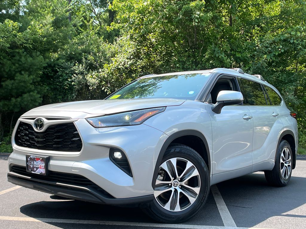 Celestial Silver Metallic 2022 Toyota Highlander SUV / Crossover All-Wheel Drive 8-Speed Automatic