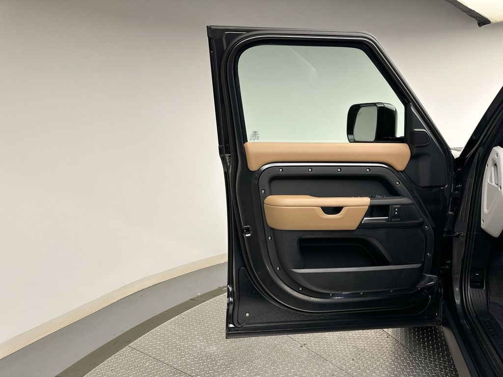 2025 Land Rover Defender 110 8