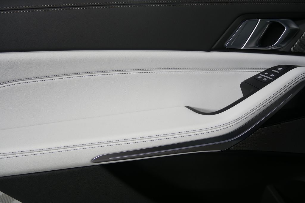 Thumbnail: 2026 BMW X7 - 14